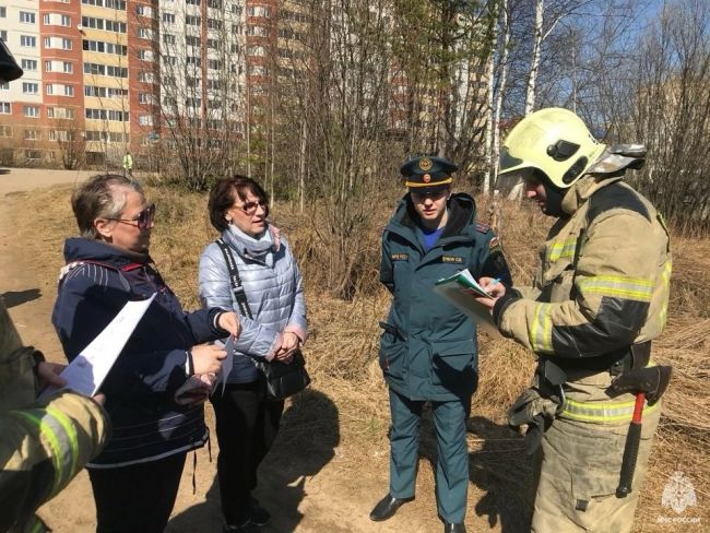 Ухтинские пожарные провели беседы с жителями на улицах города