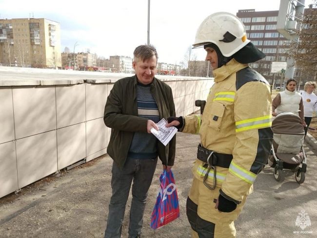 Ухтинские пожарные провели беседы с жителями на улицах города